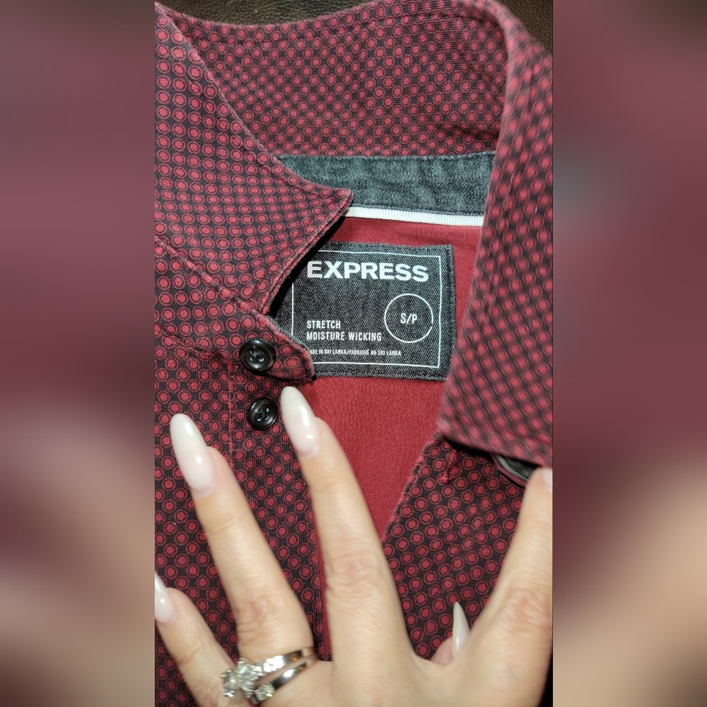 Men's EXPRESS Maroon/ Black Patterned Short-Sleeve Shirt - Picture 4 of 8